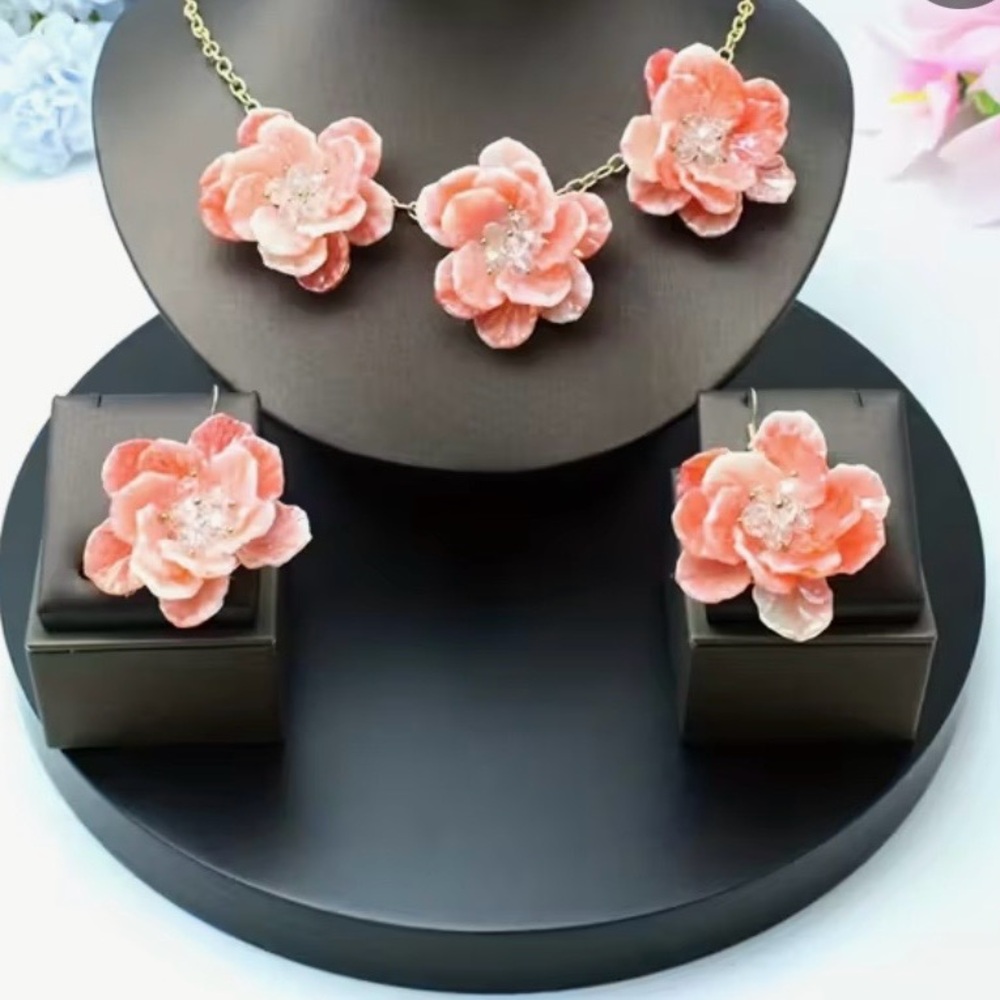 Floral Necklace and Earring Set in Pink and Gold
